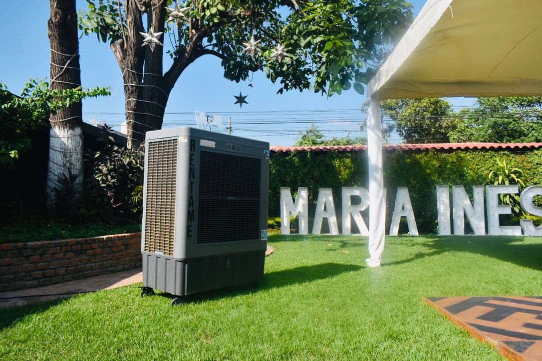 Ventilador evaporativo Fresh Flow instalado en un evento al aire libre